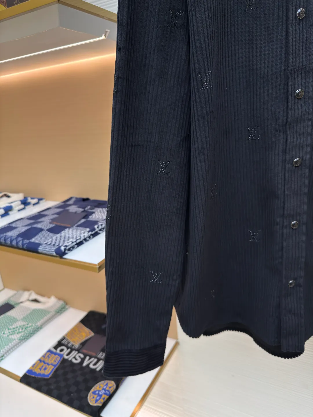 LOUIS VUITTON corduroy rhinestone shirt ●Authentic product: purchased and developed at 18700 ●Item number: 1680324-B70 ●Fabric: corduroy fabric ●Technology: rhinestone production ●Version: fitted version ●Weight: about 550 grams ●Size: XS-S-M-L ●Description: Made of non-elastic cotton corduroy fabric, one-inch 4-pit strips are fully matched to the width of the pattern, using fixed diamonds imported from the Middle East, scanning the Y-plate pattern to make the diamond support mold, hand-brushing two diamond combinations of 2 and 3 lithium, multiple pattern making to determine the temperature and time of the hot diamond to ensure the washing fastness of the finished product, large-size ironing table, the front and back of the entire cut piece are pressed once, the mold is opened to customize the aluminum alloy five-claw four-close buckle, and the resin pattern flat bottom buckle is inlaid. The overall wiring is straight and delicate, the fabric is comfortable and soft, and the color is consistent without color difference. It can be matched with the same style to create a fashionable look and control various occasions. Customized accessories, complete with three standards, same style for men and women!
